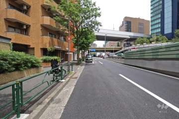 敷地東側前面道路は山手通りです。