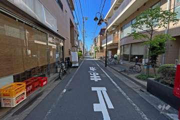 敷地西側の前面道路（北側から）