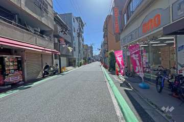 敷地北側の前面道路（西側から）