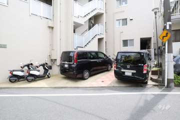 駐車場（屋外平面式）とバイク置き場