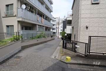 敷地南東側の前面道路(南西側から)