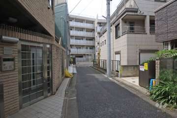 敷地南側の前面道路(南側から)