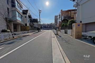 敷地北東側の前面道路は五本木通りです（北西側から）。
