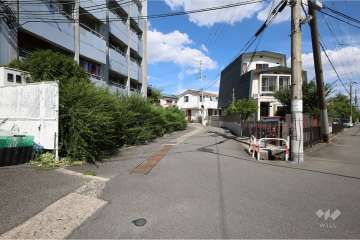 敷地南側の前面道路（西側から）