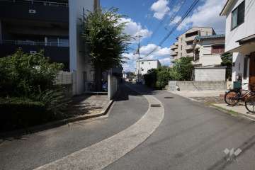 敷地東側の前面道路（南側から）