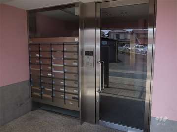 エントランスはオートロック付きです。