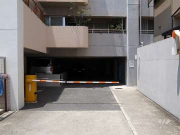 駐車場入口（ゲート付き）