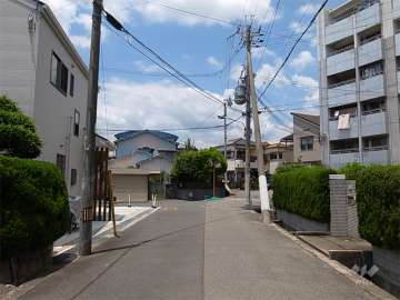敷地の周囲は一戸建てが中心に立ち並ぶ静かな住宅地です。