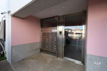 エントランスはオートロック付きです。