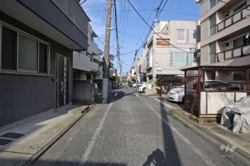 敷地北側の前面道路（西側から）