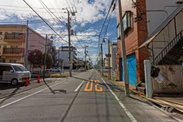 敷地の南東側前面道路（北東側から）
