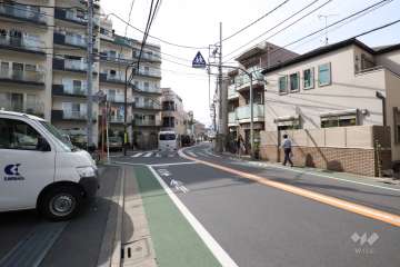 敷地北側の前面道路(南東側から)