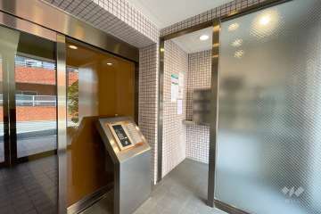 エントランスはオートロック付きです。