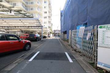 敷地西側の前面道路(北側から)