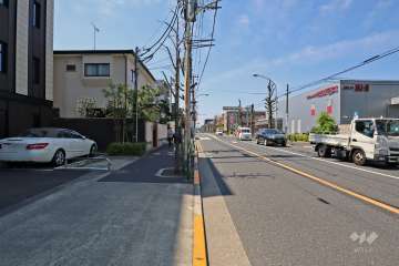 敷地南側の前面道路は駒沢通りです(西側から)。