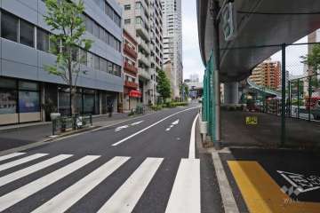 敷地北東側の前面道路(南東側から)