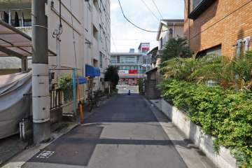 敷地北側の前面道路(西側から)