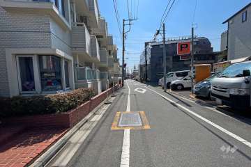 敷地西側の前面道路
