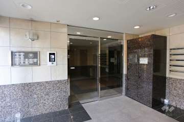 エントランスはオートロック付きです。