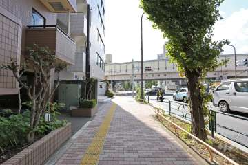 敷地北側の前面道路（東側から）