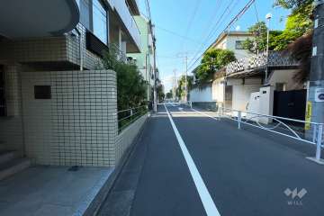 敷地東側の前面道路（南側から）