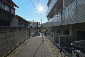 敷地西側の前面道路（南側から）