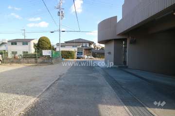 敷地北側の前面道路（西側から）