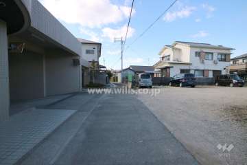 敷地北側の前面道路（東側から）