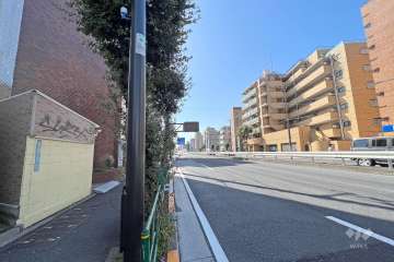 敷地西側の前面道路