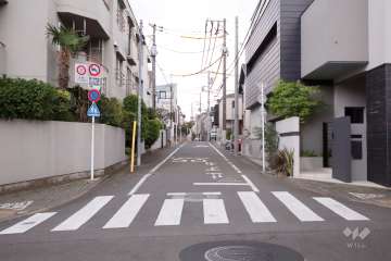 敷地南西側の前面道路(北西側から)