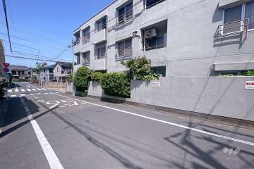 敷地南西側の前面道路（南東側から）