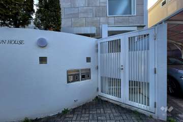 エントランスはオートロック付きです。