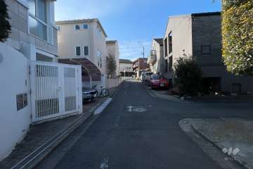 敷地西側の前面道路（北側から）