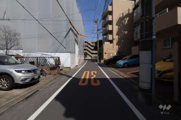 敷地北側の前面道路(東側から)