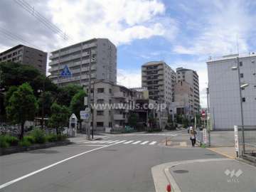 周辺はマンションが多く建ち並ぶ駅前の商業地です。
