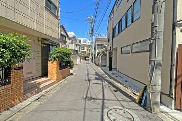 敷地北西側の前面道路