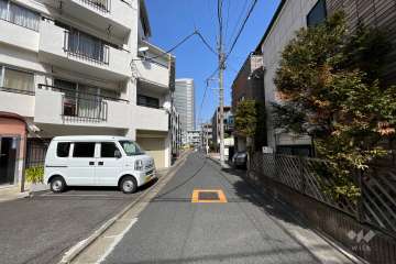 敷地南東側の前面道路（南西側から）