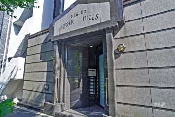 エントランスはオートロック付きです。