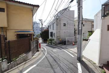 敷地南東側の前面道路