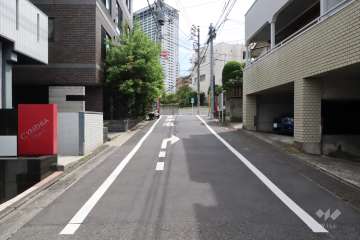 敷地西側の前面道路　