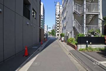 敷地北西側の前面道路(北東側から)