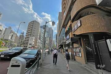 敷地の北側前面道路（西側から）