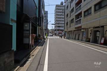 敷地南東側の前面道路(南西側から)