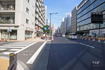 敷地南西側の前面道路(南東側から)