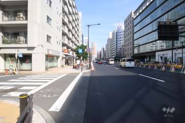敷地南西側の前面道路(南東側から)