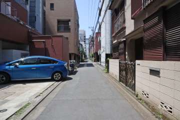 敷地北東側の前面道路(南東側から)