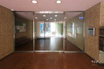 エントランスはオートロック付きです。