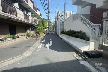 敷地北東側の前面道路　
