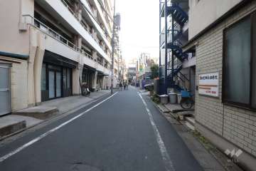 敷地北東側の前面道路（南東側から）