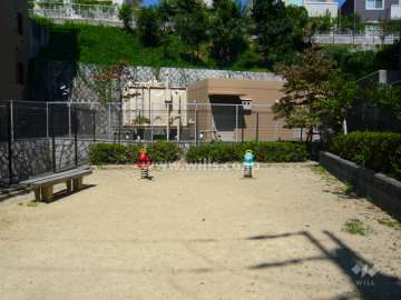 敷地に隣接して小さな公園があります。